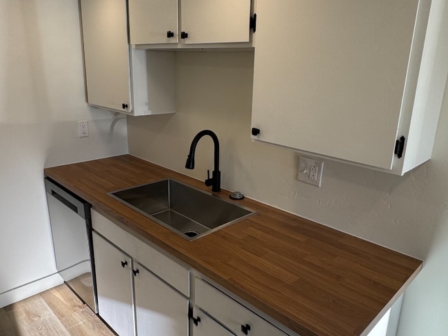 Building Photo - 174-180 W Foxbridge Dr