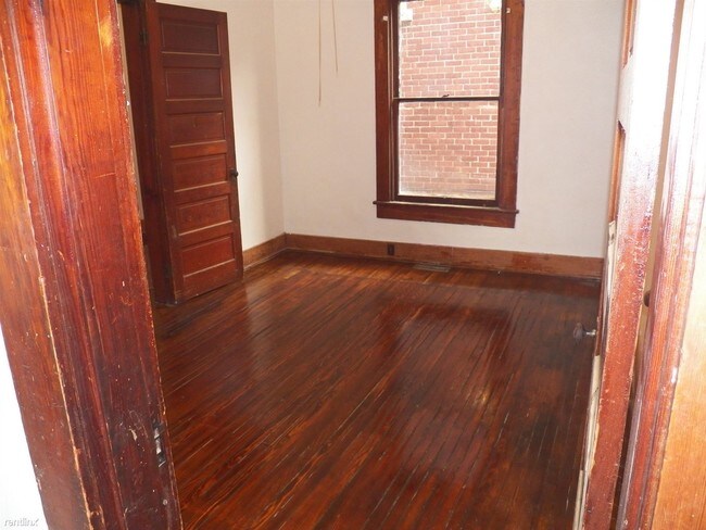 Building Photo - 3 br, 1 bath Duplex - 337 E 4th St Apt A (...