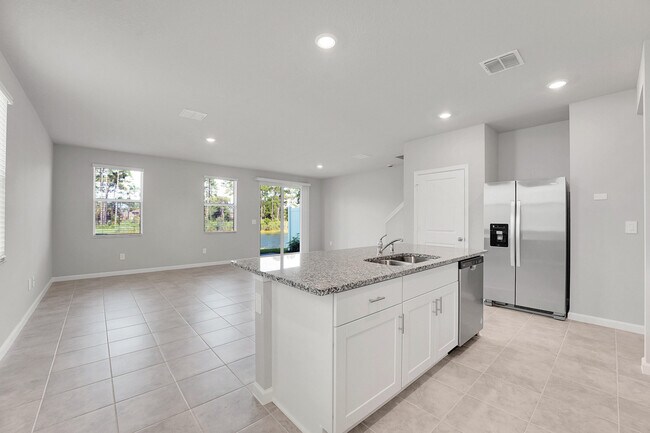 Building Photo - 5758 SE Edgewater Cir