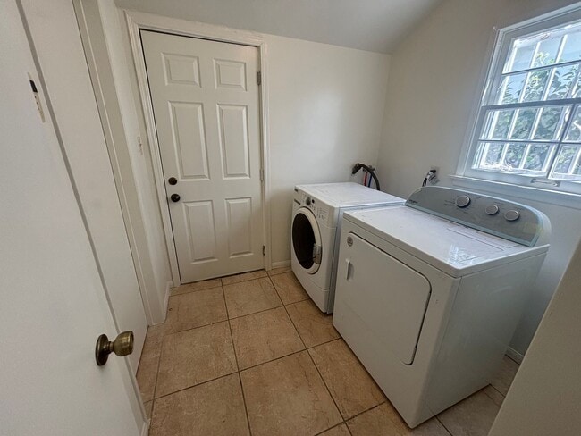 Building Photo - Single-Story 3-Bedroom Home with Covered P...