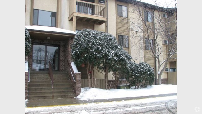 Building Photo - James Manor Apartments