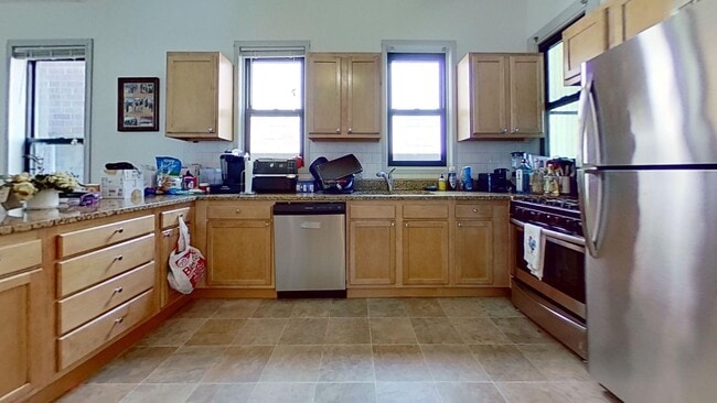 Building Photo - Lincoln Park 3 Bed/2 Bath Duplex + In unit...
