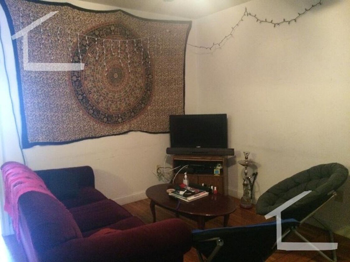 Building Photo - 4 Bed 2 Bath available 6/1