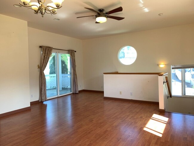 Building Photo - Liliha: 2 Bed, 1 Bath + Den Duplex w/ 1 Parking Spot - Includes Utilities!