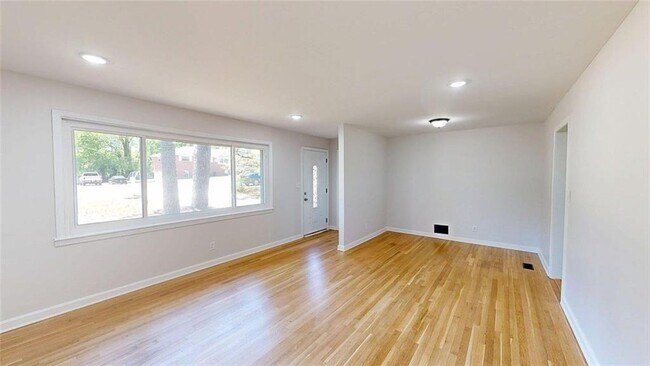 Building Photo - 8 Larose Dr SW