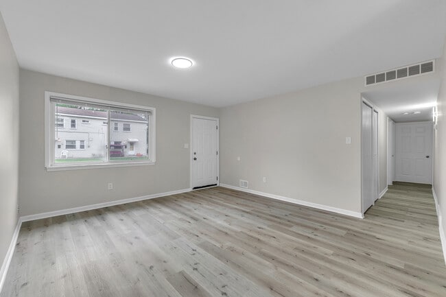 Building Photo - 2331 Deerfield Ct