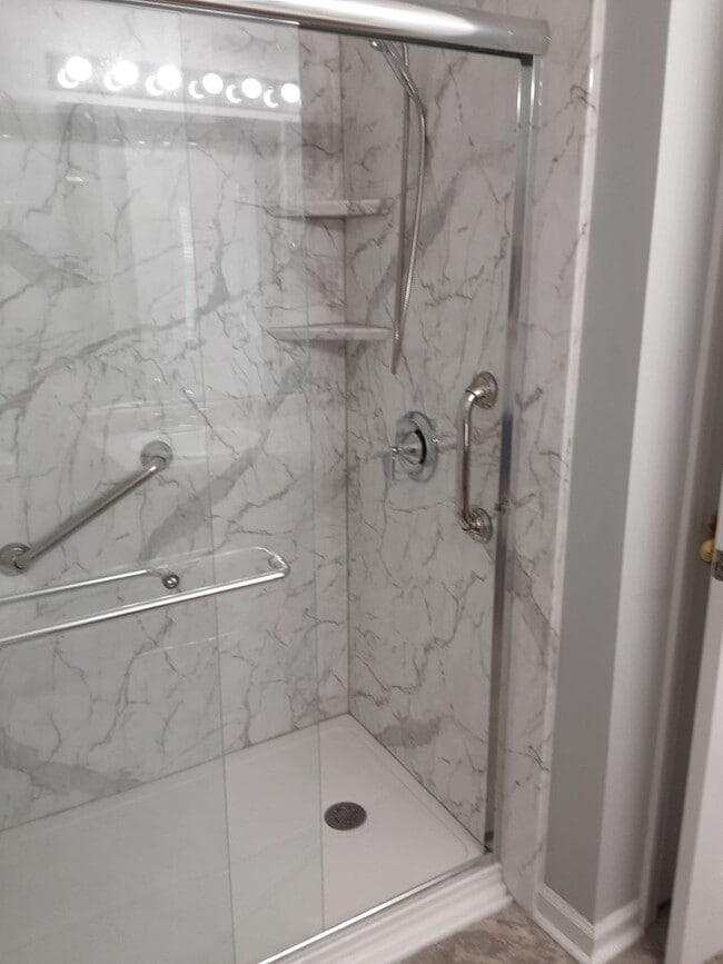 Foto del edificio - 1/2 off First Month Rent home has new flooring throughout.