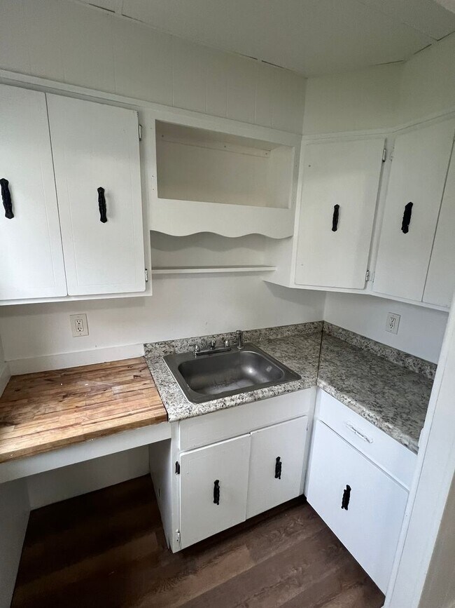 Foto del edificio - Charming 4-Bedroom Single-Family Home in C...