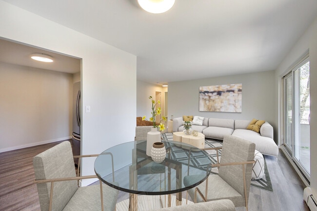 Photo du bâtiment - Freshly Renovated 2 Bedroom 1 Bathroom Apartment!