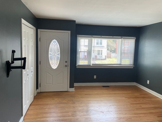 Building Photo - NOW AVAILABLE -  3 Bedroom, 1 Bath Home Ne...