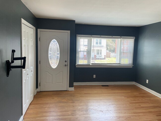 Foto del edificio - NOW AVAILABLE -  3 Bedroom, 1 Bath Home Ne...
