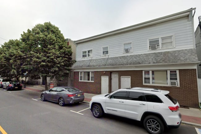 Building Photo - 575 Roosevelt Ave