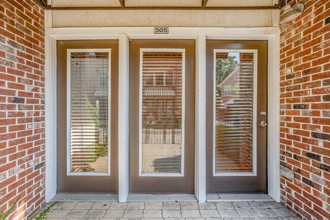 Foto del edificio - 2 bdrm, 2.5 bath Town Home steps away from...