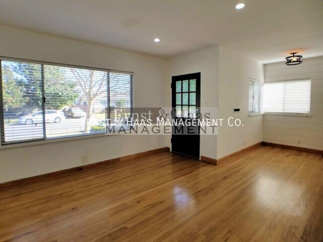 Foto del edificio - Beautiful 3 Bedroom 2 Bath Home with 4 Car...