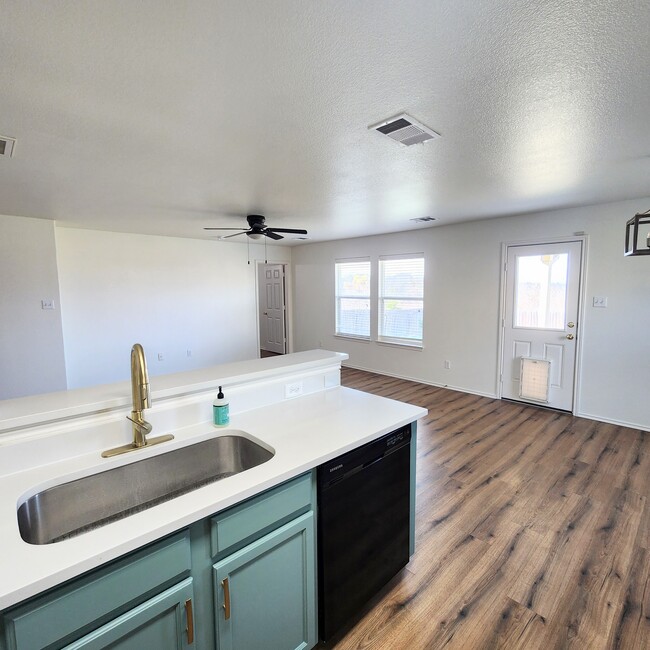 Kitchen/Living Room - 18416 Great Falls Dr