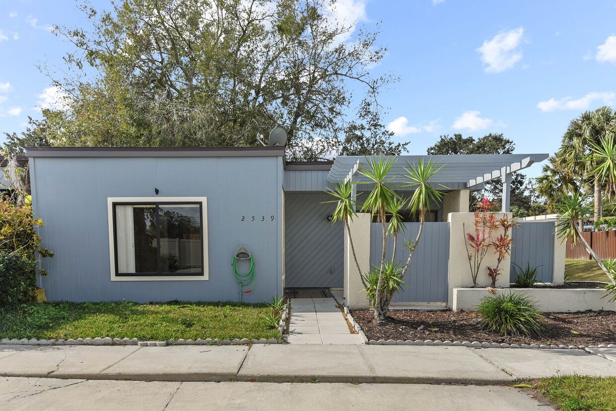 Primary Photo - Winter Park Townhouse Available immediately!