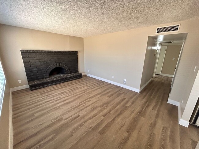 Building Photo - Single Story 3/2 *NO HOA* *NEW* Paint & *N...