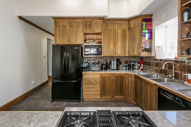 Building Photo - 660 S 500 E