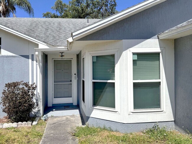 Foto del edificio - Two-Bedroom Home with Fenced Yard in Winte...