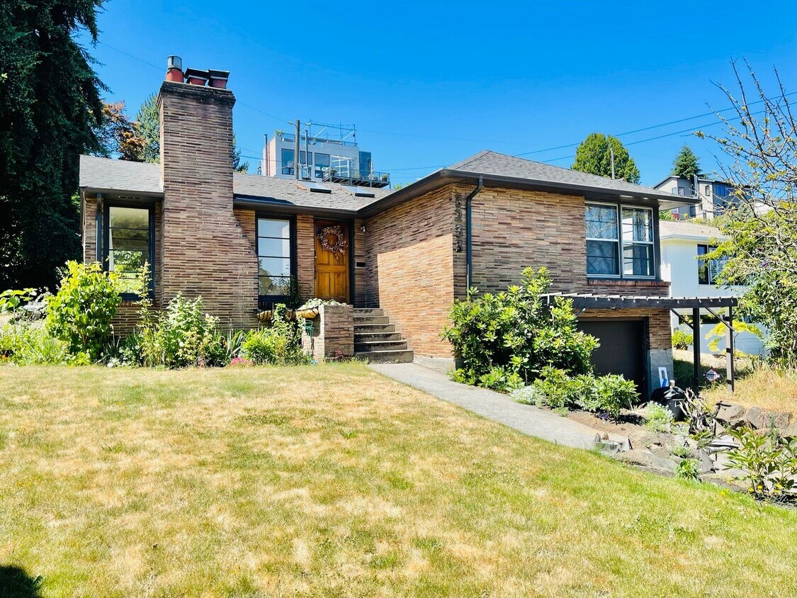 Primary Photo - Beautiful Craftsman House in Quiet Queen A...
