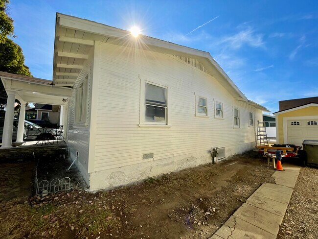 Side 2 of House - 311 N Francisca Ave