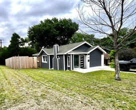 Building Photo - Room in House on W Brooklyn Ave