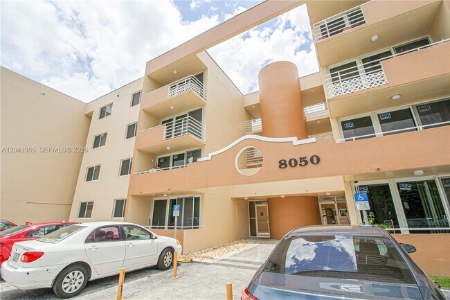 Foto del edificio - 8050 NW 8th St