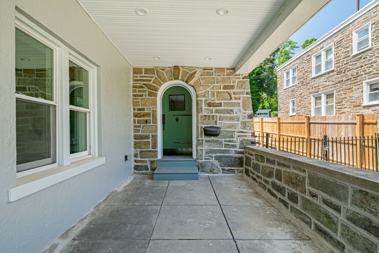 Primary Photo - 711 E Phil Ellena St