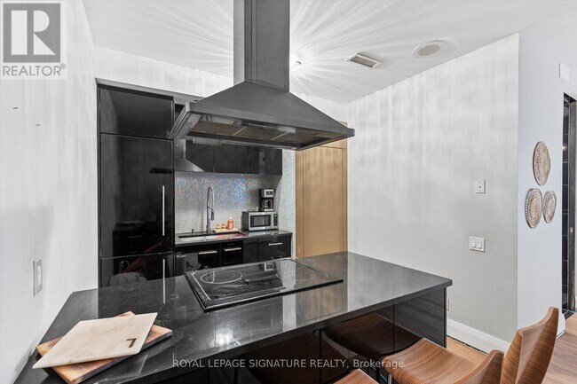 Photo du bâtiment - 393 King St W