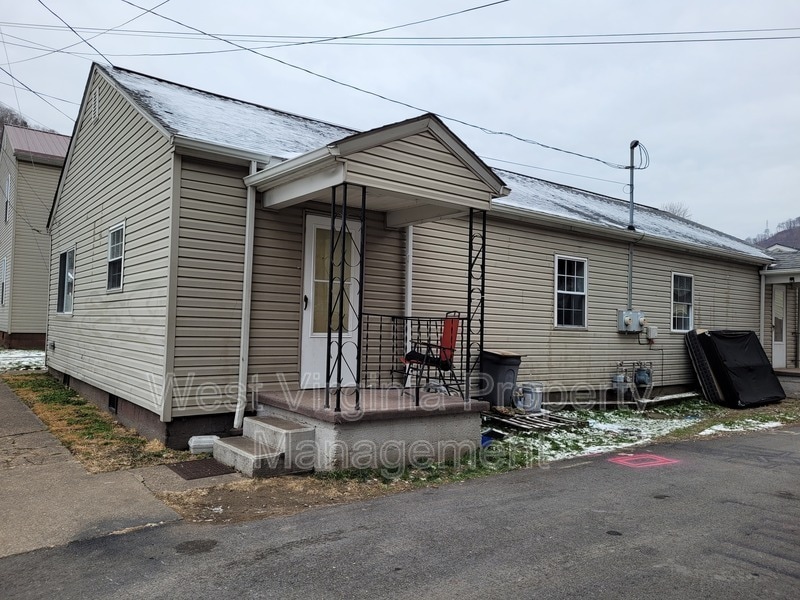 124 1/2 Maple St Unit 4, Smithers, WV 25186 Condo for Rent in