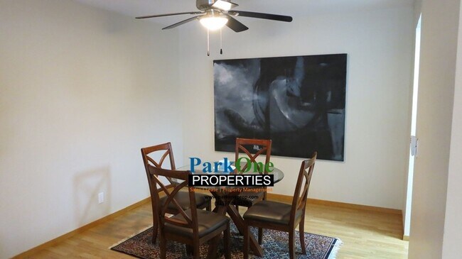 Foto del edificio - New Carpet, New Paint Close to the Elevator in the Keys