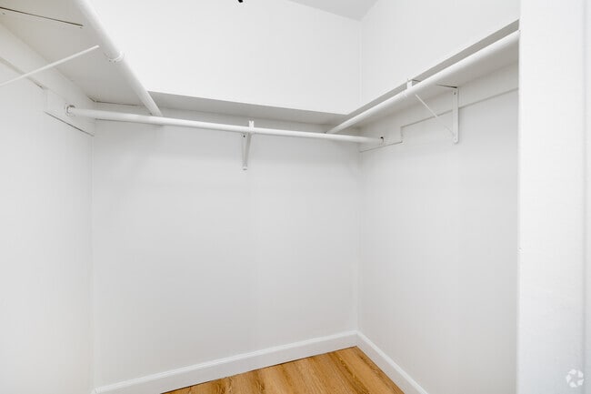 Studio, 1BA - 400SF - Closet - 114 S Gramercy Pl