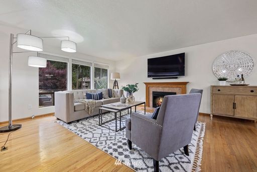 Building Photo - Oversized 4 Bedroom 3 Bathroom Home- Picni...