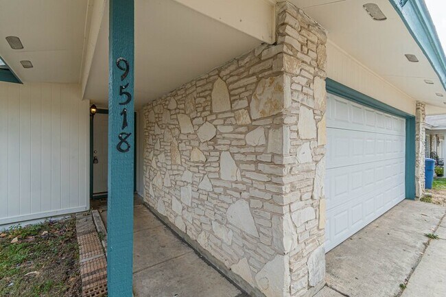 Building Photo - 9518 Millbrook Dr