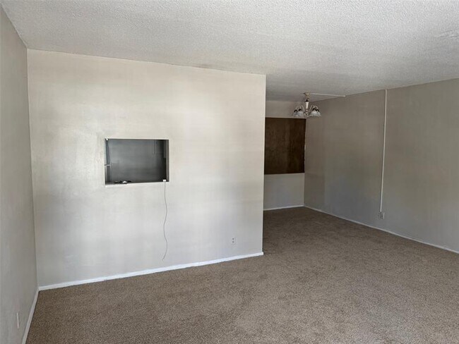 Building Photo - 625 Antioch Ave