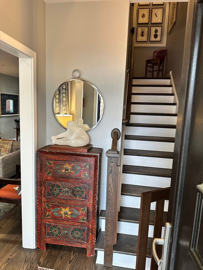 Foto del edificio - Charming 4BR Townhome in Mount Rainier