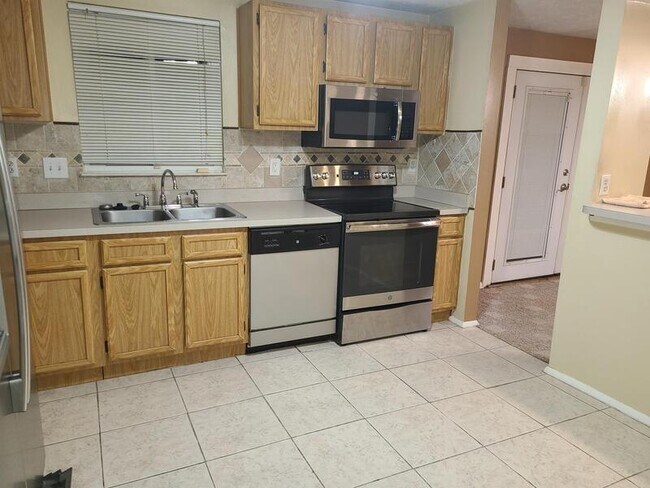 Building Photo - 324 Bromsgrove Dr