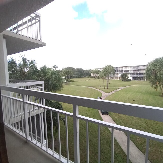 Foto del edificio - 2441 Village Blvd