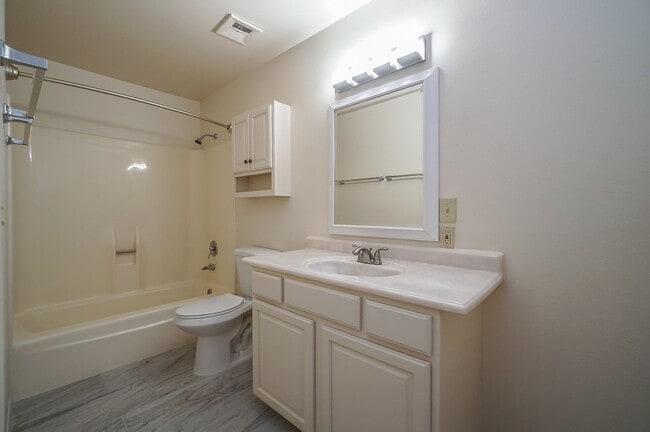 Building Photo - Exceptional 6-Bedroom Residence Near ASU with Garage & Modern Conveniences