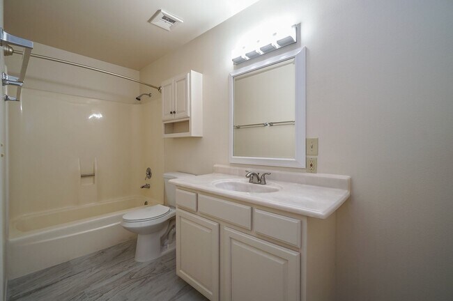 Foto del edificio - Exceptional 6-Bedroom Residence Near ASU with Garage & Modern Conveniences