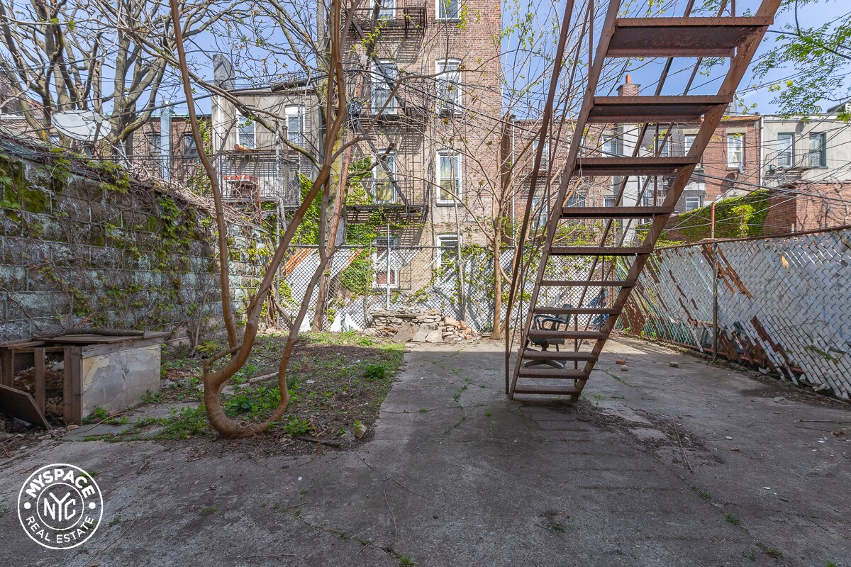 Foto principal - 439 E 21st St