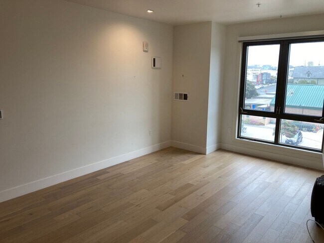 Foto del edificio - Live at the beach! Modern 2 bedroom 2 bath condo blocks from the beach w/parking and washer/dryer...