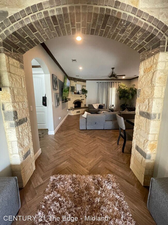 Foto del edificio - 4 br, 3 bath House - 802 Chaparral St - L/O