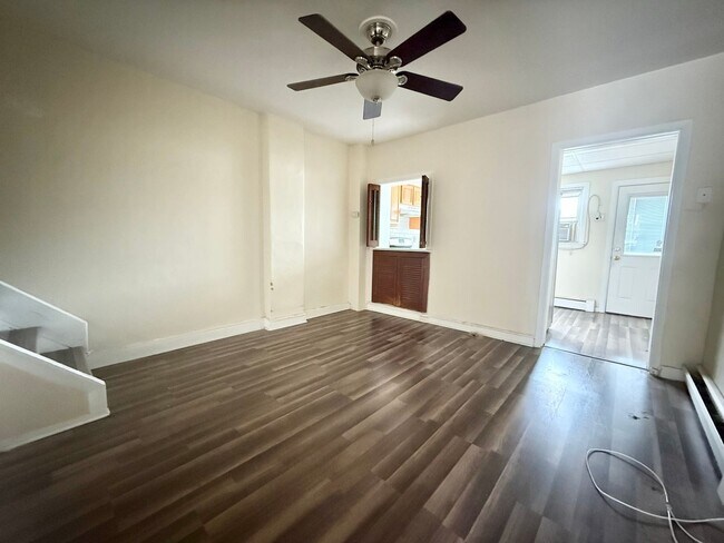 Foto del edificio - Charming 2-Bedroom Home with Backyard in t...