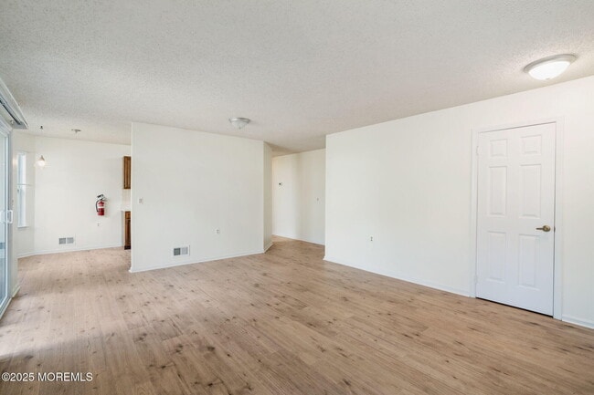 Foto del edificio - 7 Tamarack Ct