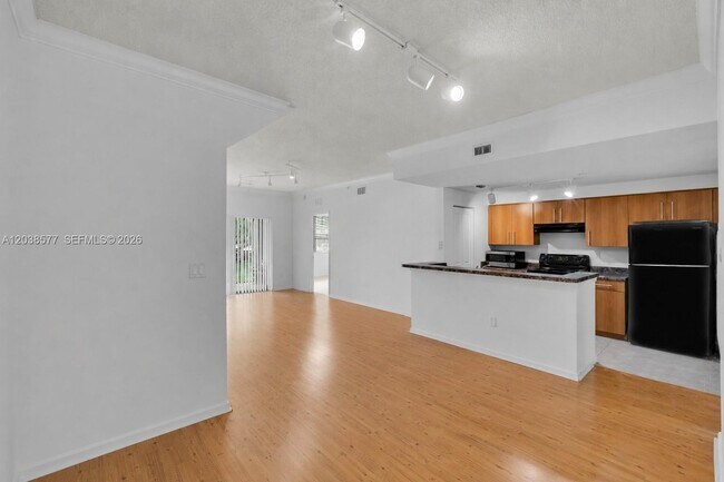 Foto del edificio - 5880 W Sample Rd