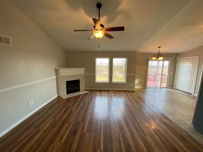 Building Photo - Lovely Main level Living with 4 Bedrooms a...