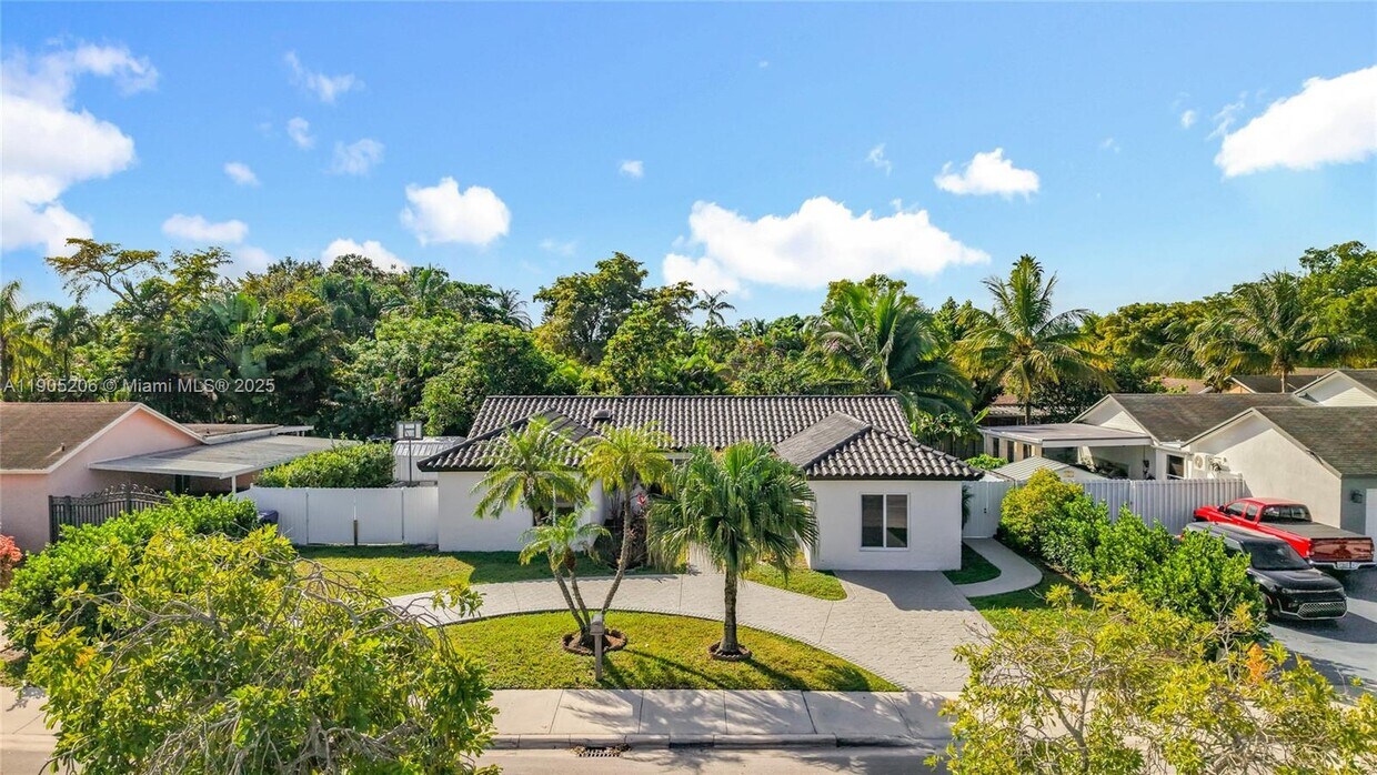 Foto principal - 5874 NW 199th St