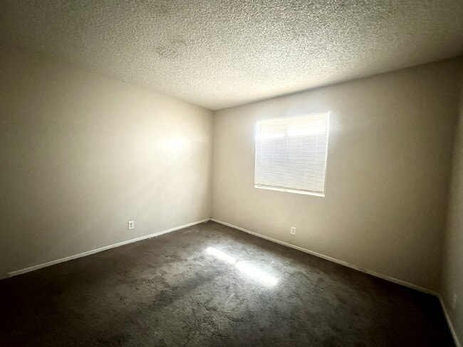 Foto del edificio - 2 bedroom 1 bath downstairs condo in Hende...