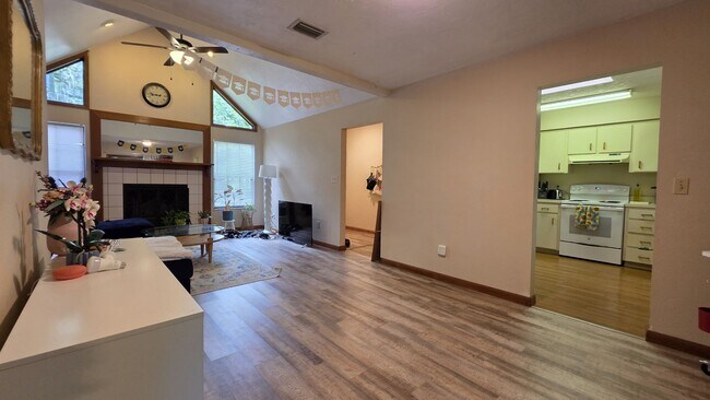Foto del edificio - FOR FRENT Home near UF. 3 Bed, 2 bath, 2 c...
